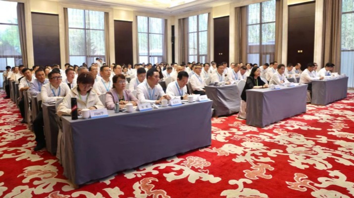 6月20日，甘肅文旅集團(tuán)2025年文化品牌建設(shè)暨內(nèi)訓(xùn)師培訓(xùn)班在集團(tuán)武威實(shí)訓(xùn)基地開班。甘肅文旅集團(tuán)黨委書記、董事長石培文以《黃沙與星途，種植文旅人的永恒綠洲》為題，講授了“開班第一課″，翻開集團(tuán)企業(yè)文化